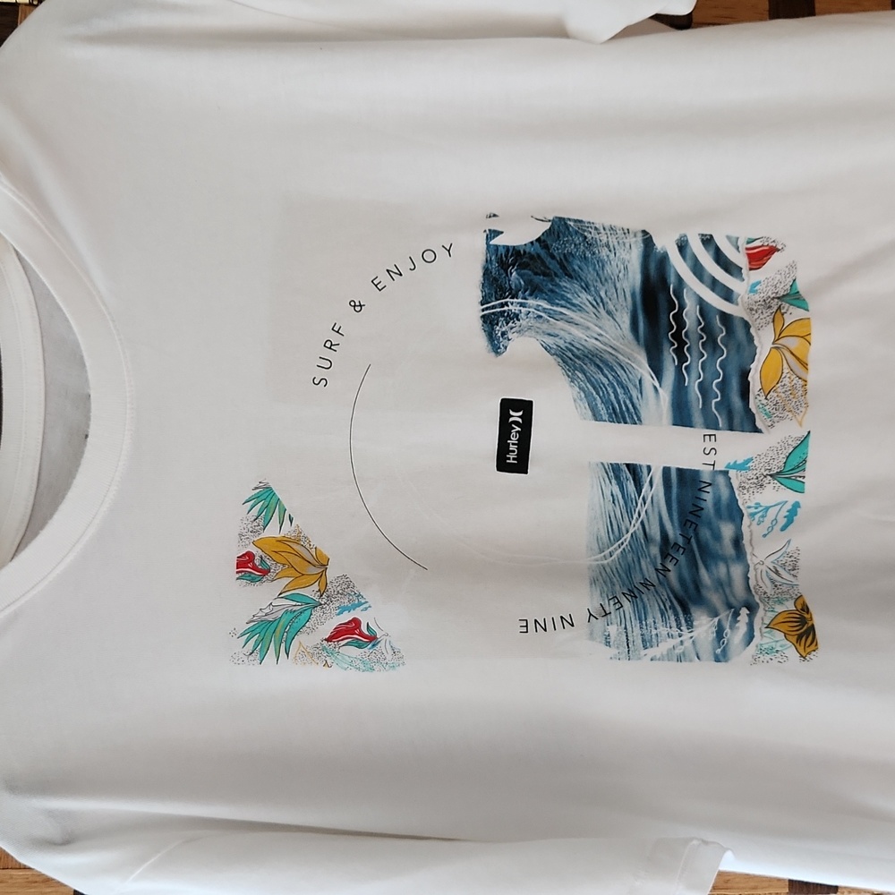 Like new! Hurley tshirt